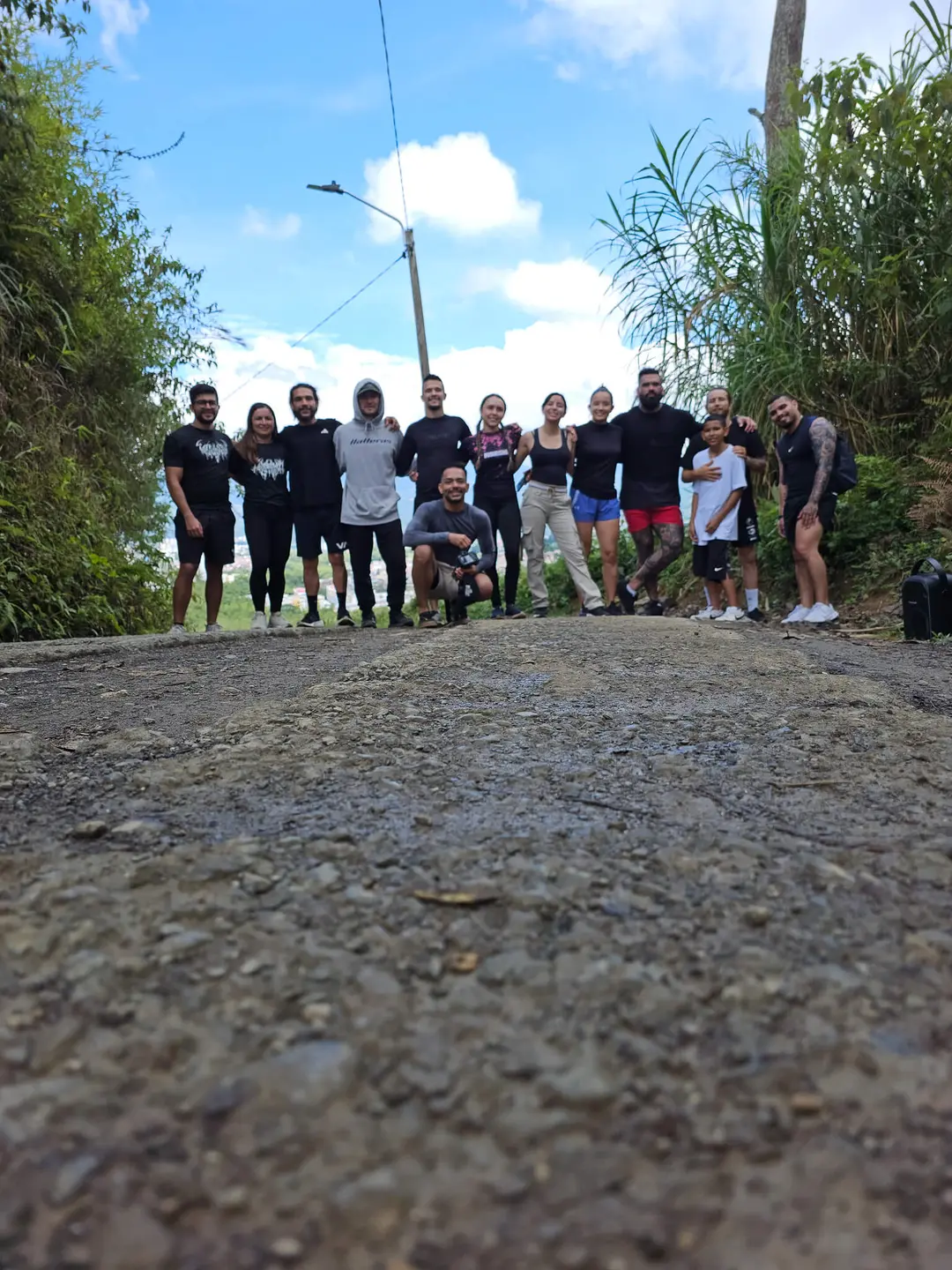 Grupo caminando en una actividad de Estado del Arte
